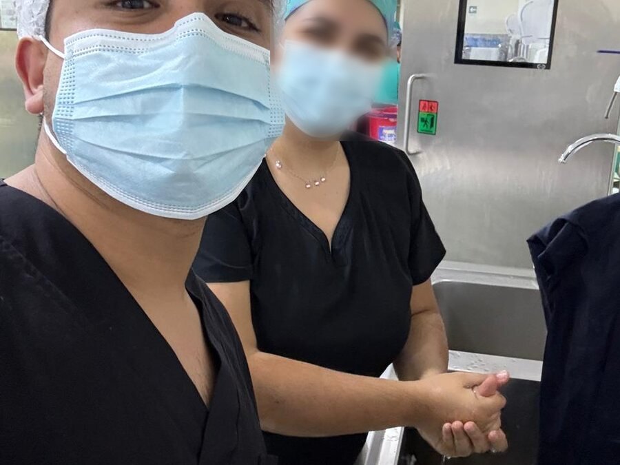 Dr. Aedo con equipo médico